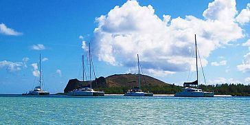Exclusive Catamaran Cruise - Flat Island & Breakfast, Lunch...