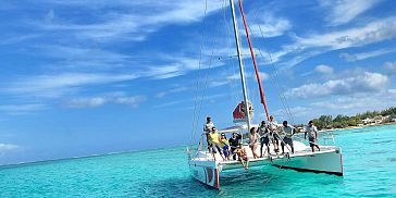 Luxury catamaran cruise ile aux cerfs (3)