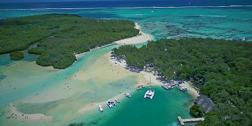 Luxury catamaran cruise ile aux cerfs (7)